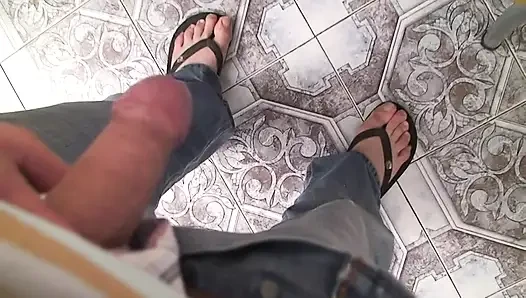 Esmer orta yaşlı seksi latin edepsiz amatör adam onu filme alırken yarak emmeyi seviyor