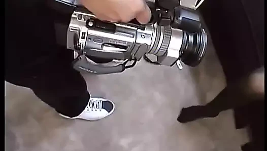 Küçük memeli esmer kanepede sikiliyor