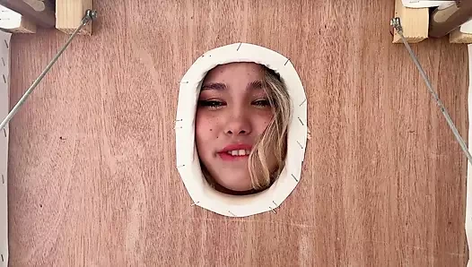 Sıska Asyalı yanlış masaj yapıyor