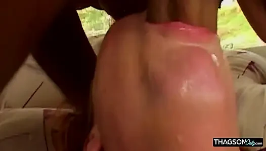Büyük zenci yarağı gırtlağına kadar öğürüyor drool fest - ahegao sürtük her yere sızdırıyor