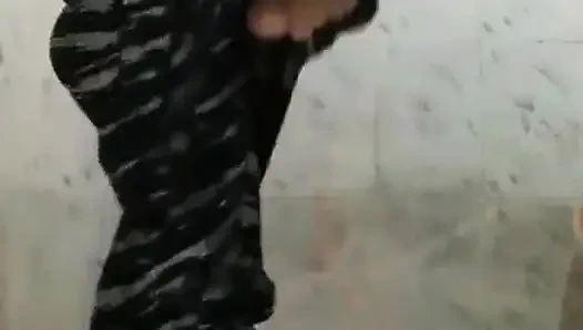 Hintli ateşli kız banyo yapıyor ve kendini parmaklıyor