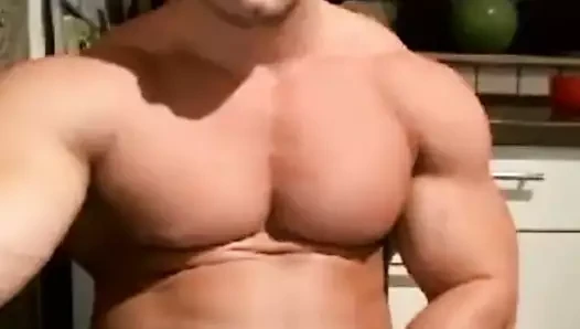 Yakışıklı kaslı adam okşayarak