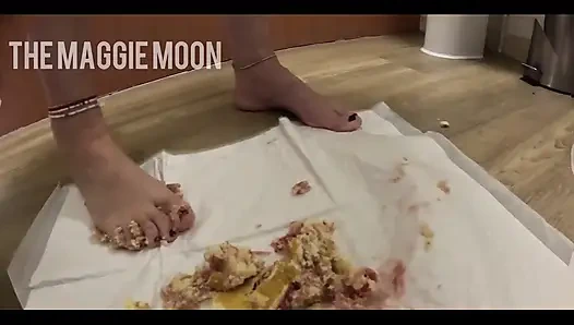 Herkesin bir fincan çayı değil, ama ayağımın bir pastayı çırpmasını görmek istiyorsan - bas oyna