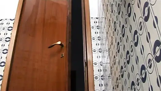 Sürtük olgun banyoda mastürbasyon yapan tarafından gözetleniyor