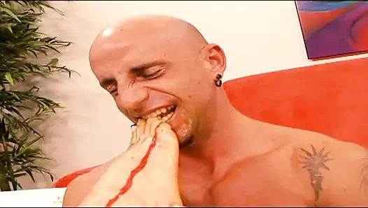 İnce sarışın güzel amcığını yarakla siktiriyor