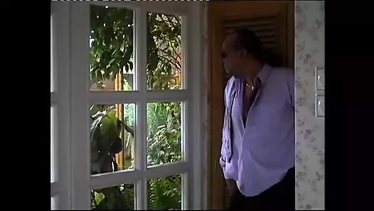 Büyük memeli esmer kaltak için sert anal seks!
