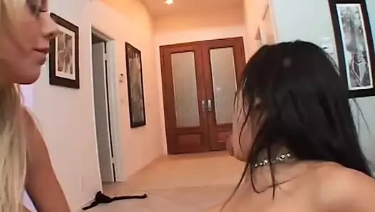 Sarışın sikikleri güzel esmer ile harika memeler ile kayış üzerinde yatak odasında