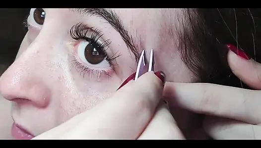 Kaşlarımı cımbızlıyorum yakın çekim