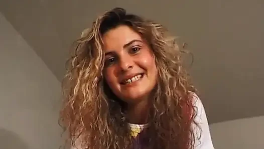 Muhteşem kıvırcık saçlı hatun solo videoda mastürbasyon yapıyor