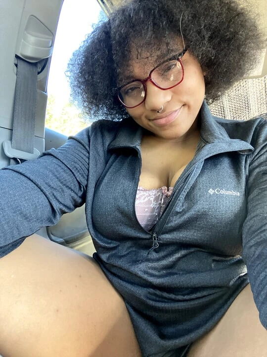 Скачу на моем дилдо так жестко, что я качаю мою машину!!