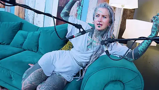 Z hakkında konuşuyorum - zeal - asmr podcast sfw konuşuyor gotik sıska kız dreadlocks dövmeli model dövmeli kız