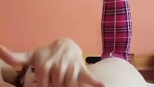 Amcığını ve göt deliğini parmaklıyor