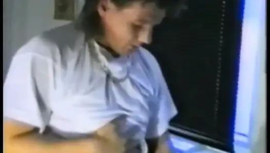 Azgın tatlı kız bacaklarını geniş açıyor ve sulu amını yalatıyor ve sikiyor