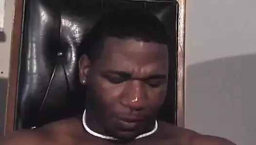 Grup lideri güzel beyaz bir çocuğu fahişesi olarak sikiyor