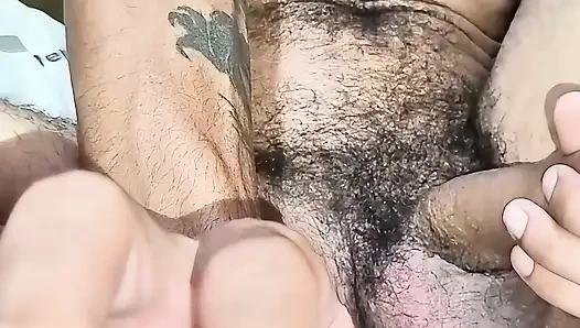 Büyük ve boşalan hareketini gösteriyor