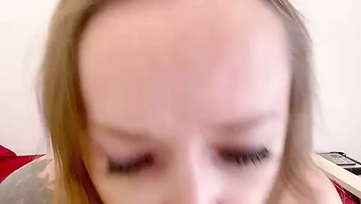 Onu emiyor: sert bir oral seks fantezisi