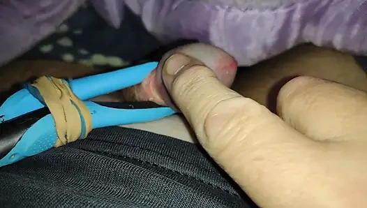 Glans ev yapımı vibratörle oynuyor