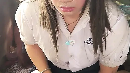 FN122 Kız öğrenci bir aktivite yapıyor