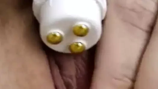 Sunny boşalmak için tüm oyuncaklarını kullanıyor