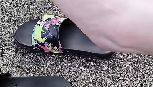 Ayaklarım parmak arası terliğimle oynuyor