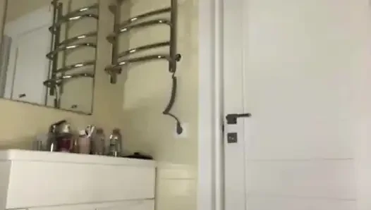 Tombul kız Jusielussie banyoda sert sikişiyor
