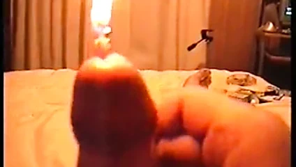 Pedi deliğinde yanan mum