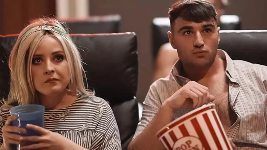 Sinema şefi Troye Dean, film bittikten sonra boş sinemada dante ve michael lanet bulur - erkekler