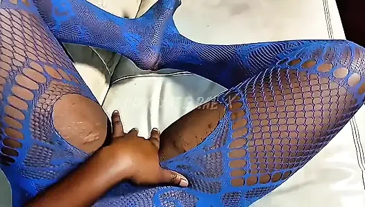 Minha meia-irmã e eu amo dominar ao ouvir nosso padrasto fodendo nossa madrasta eu posso esguichar nós dois fizemos bagunças com inteligência
