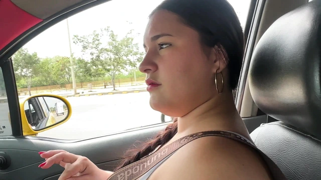 Güzel kız sokakta ayakta kalıyor ve onu eve götürmek için yardımımı sunuyorum