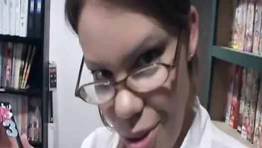 Olgun esmer orta yaşlı seksi kadın kanepede ıslak sakso çekiyor