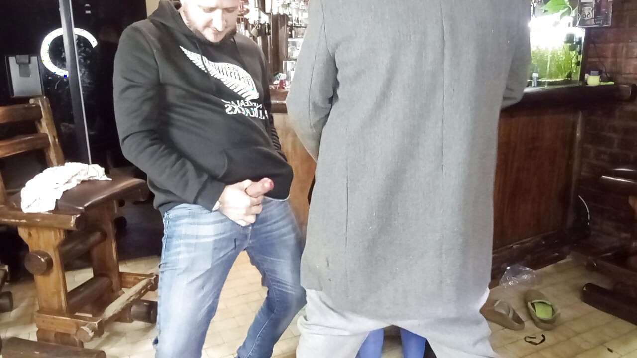İyi görünümlü ateşli adam barda iki adamla eğleniyor