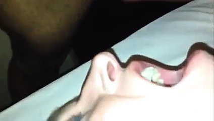 Evli kadın zenci adamın dölünü yutuyor