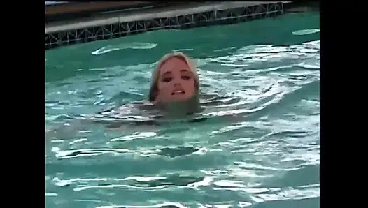 Havuzda vücut geliştirmeci