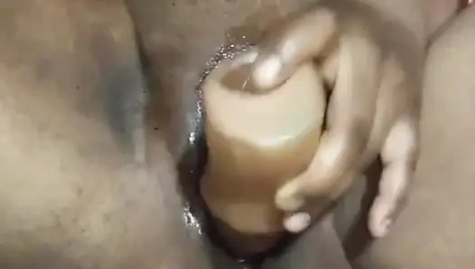 Bugün, Savita yenge önce amcık kıllarını eğitti ve sonra gösteriş yapmak için amını genişçe açıyor.