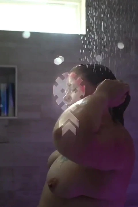 Duşta götümü sik