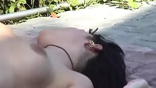 Ateşli Alman orta yaşlı seksi kadın havuz başında ateşli sikişten sonra döl yiyor