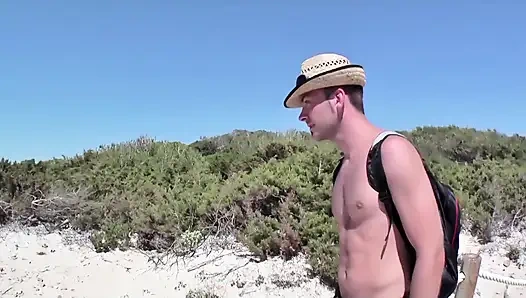 Sarışın seksi görünümlü kızı ormanda göt sikişi için aldı