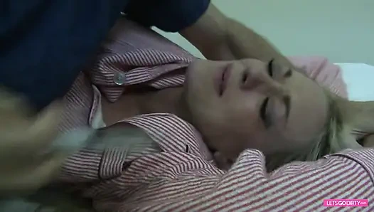 Harika memeli sarışın bomba radyo sunucusuyla sikişiyor