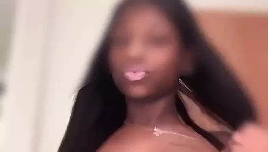 Genç erkek arkadaş onunla alışveriş merkezinde buluştuktan sonra beni emiyor