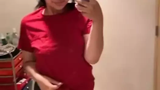 Chloe göğüslerini gösterir