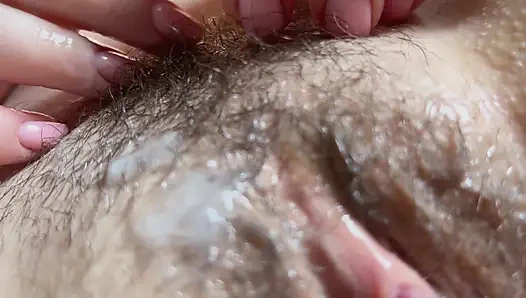 Islak kıllı amcık orgazmı yakın çekim