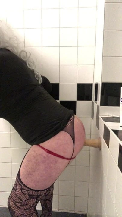 Сисси скачет на большом дилдо