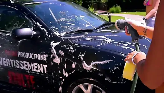 İki ateşli kız dışarıda arabada sert sikiliyor