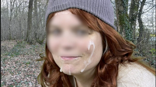 Ormanda bir yabancıyı emiyor (bayan okşuyor)