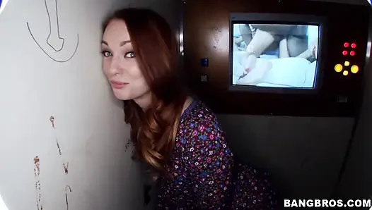 Bangbros - delikte yarakla bir odada porno izliyor ve onunla eğleniyor