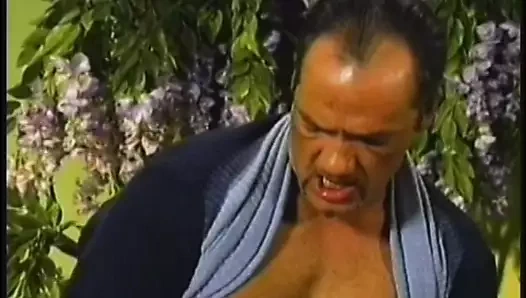 Vibratörle oynamayı seven bu seksi iri güzel kadın için sert anal sikiş