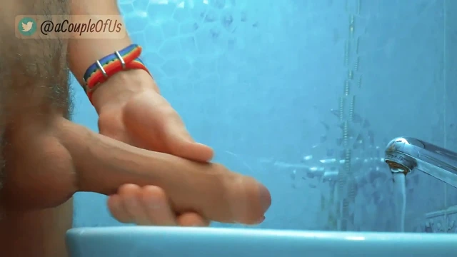 Ateşli bir randevu sırasında blueballs aldım. Banyosunda büyük ihtiyatlı boşalma