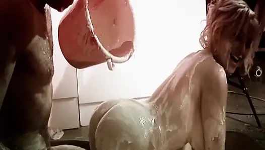 Komik yemek sahnesi-1 büyük memeli sarışın orta yaşlı seksi kadın sabunla kaplı büyük yarakla sikiliyor