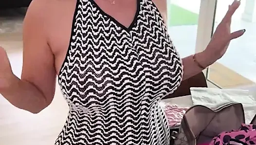 Azgın bayan raquel kıvrımlı vücudunu ve becerilerini yatakta sergiliyor