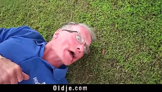 Büyük dong kıdemli sikikleri tatlı içinde köprü pozisyonu